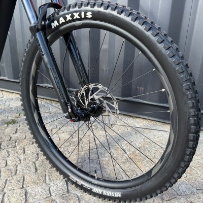Pneu de bicicleta de montanha MAXXIS MINION DHF preto com suspensão dianteira SR SUNTOUR