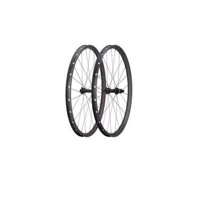 Par de rodas de bicicleta pretas com raios