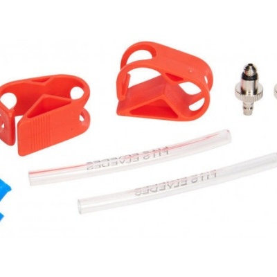 Acessórios para aquário com presilhas vermelhas, peças azuis, encaixes metálicos e mangueiras transparentes.