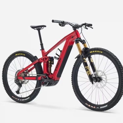 Bicicleta de montanha elétrica vermelha TREK com suspensão e pneus Maxxis em fundo branco