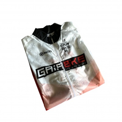 Casaco de ciclismo branco, preto e vermelho dobrado com texto da marca