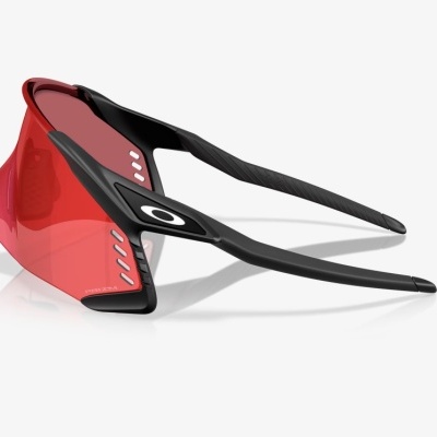Óculos desportivos com lentes vermelhas e armação preta