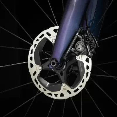 Disco de travão metálico prateado em bicicleta com suspensão roxa escura