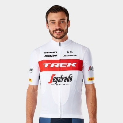 Homem a usar camisola de ciclismo branca com textos pretos e vermelhos TREK e Segafredo.