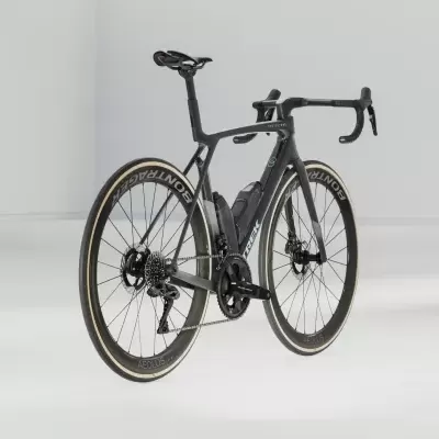 Bicicleta de corrida de carbono preta com rodas BALANCE e pneus marrons