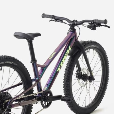 Bicicleta de montanha TREK WAHD100 roxa com pneus grossos e travões de disco