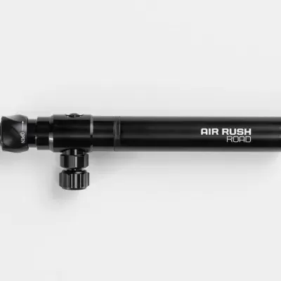 Bomba de ar preta para bicicletas com texto AIR RUSH ROAD