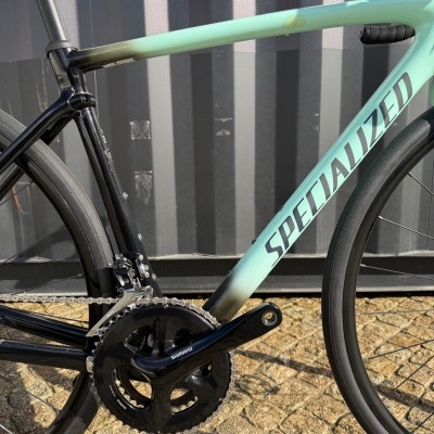 Detalhe de bicicleta Specialized com componente Shimano em quadro preto e azul claro