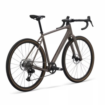 Bicicleta de estrada cinza metálico com pneus castanhos e guiador preto