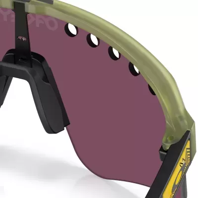 Óculos desportivos com lente roxa e detalhes em preto, verde e amarelo