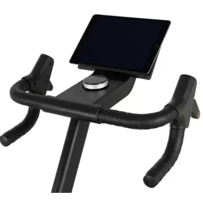 Guiador preto de aparelho de fitness com suporte para tablet