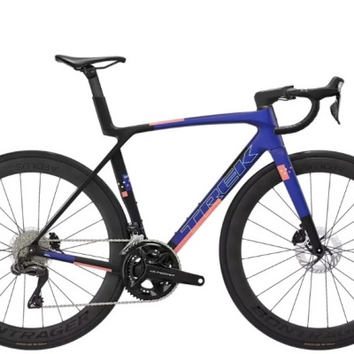 Bicicleta de estrada azul e preta com rodas Bontrager e componentes Shimano Ultegra