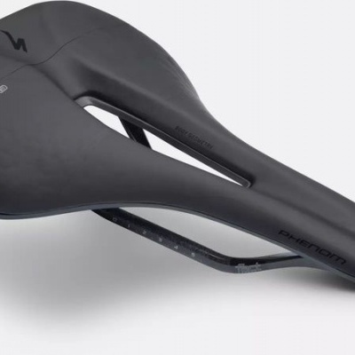 selim de bicicleta preto com design perfurado no meio