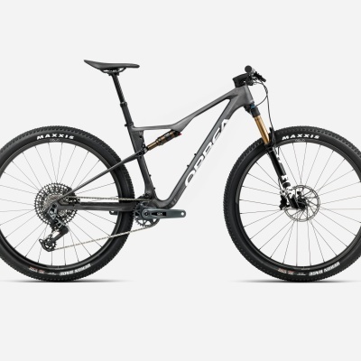 Bicicleta de montanha carbono cinza com pneus Maxxis e suspensão FOX