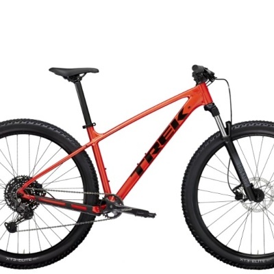 Bicicleta de montanha Trek vermelha e preta isolada em fundo branco