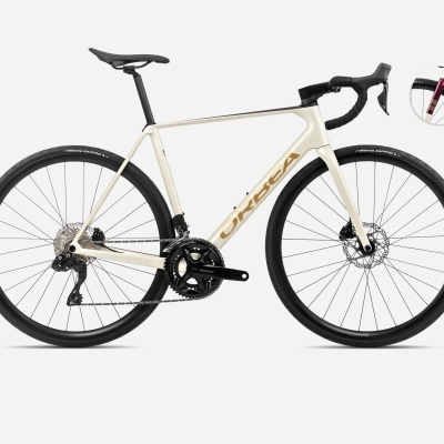 Bicicleta de estrada Orbea branca com detalhes dourados e pneus pretos