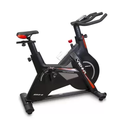 Bicicleta de exercício estacionária preta com detalhes vermelhos e cinzentos