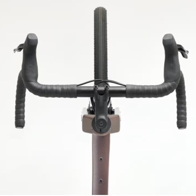 Bicicleta de estrada vista de frente com guiador carbono e fita preta