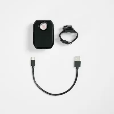 Dispositivos eletrónicos pretos com cabo USB em fundo branco