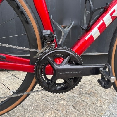 Bicicleta de estrada vermelha com quadro metálico e pedaleira ULTEGRA