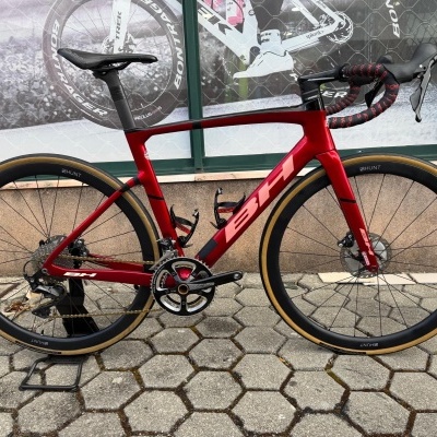 Bicicleta de estrada BH vermelha e preta com pneus HUNT e travões a disco