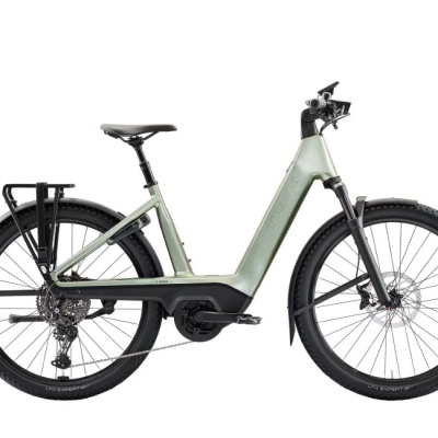 Bicicleta elétrica Trek verde claro com pneus pretos e suporte traseiro