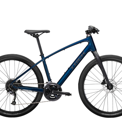 Bicicleta Trek azul metálica com pneus pretos em fundo branco