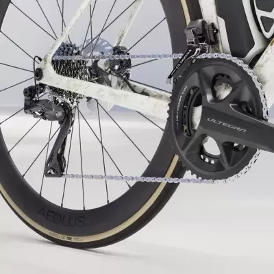 Roda traseira de bicicleta de estrada branca com corrente e prato Shimano Ultegra