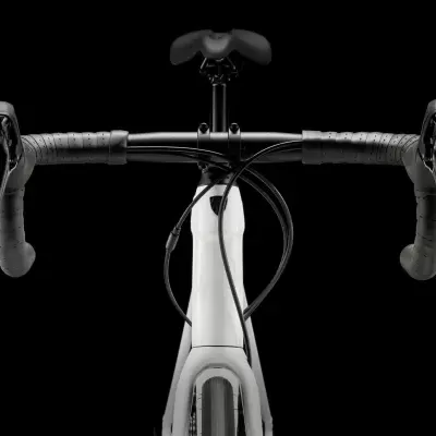Guiador de bicicleta de estrada preto e branco com punhos em fita preta