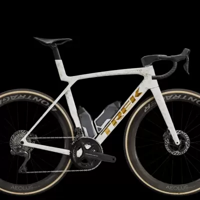 Bicicleta de estrada branca TREK com rodas Bontrager em fundo preto