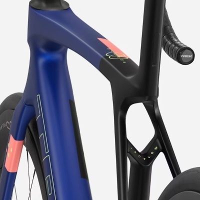 Quadro de bicicleta de estrada azul e preto com detalhes rosa, amarelo e texto TREK
