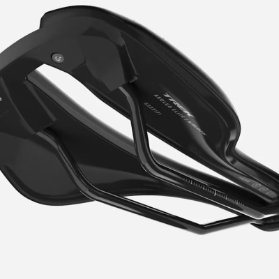 Selim de bicicleta preto visto de baixo com texto TREK AEOLUS ELITE AERO DAY