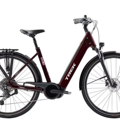 Bicicleta elétrica TREK cor borgonha com selim preto e guarda-lamas