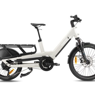 Bicicleta elétrica branca com quadro robusto, rodas médias e porta bagagem traseiro