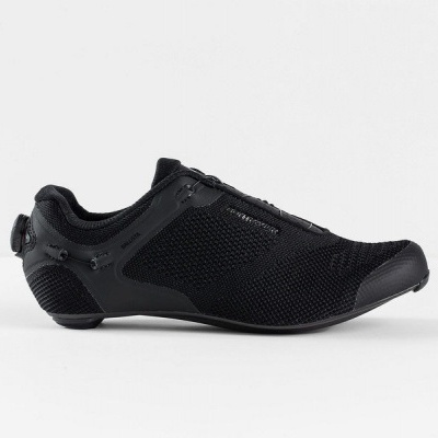 Sapato desportivo preto em malha respirável com sola rígida