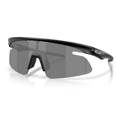 Óculos desportivos pretos com lentes cinzentas e design envolvente