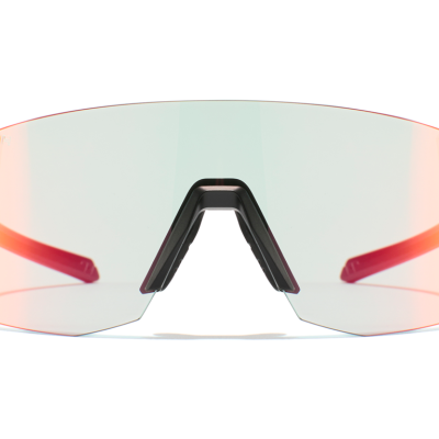 Óculos desportivos com lente espelhada e armação preta e vermelha