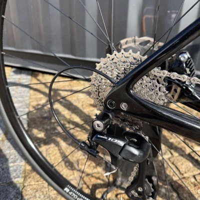 Roda traseira de bicicleta com cassete e desviador Shimano 105