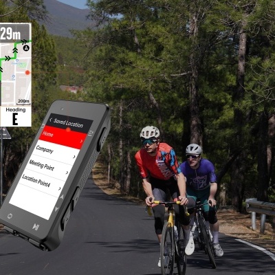 Dispositivo GPS de bicicleta preto com ecrã e dois ciclistas numa estrada florestal