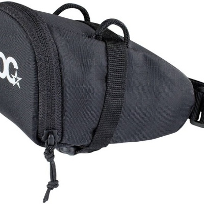 Bolsa pequena preta com fecho e texto evoc.