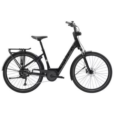Bicicleta elétrica preta com quadro em alumínio com marca TREK