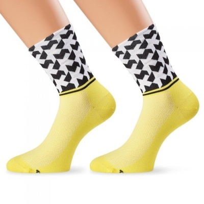 Meias amarelas com padrão geométrico preto e branco na parte superior