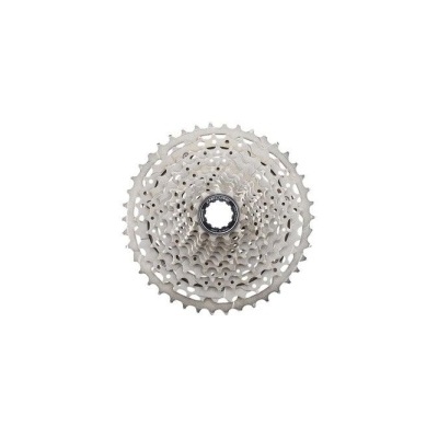 Cassete de bicicleta em metal prateado com múltiplas engrenagens