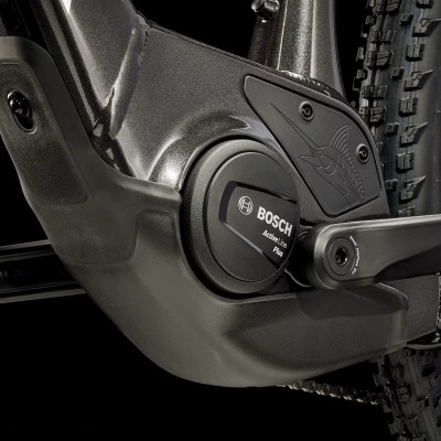 Motor Bosch Performance CX em bicicleta elétrica com quadro cinza metálico e pneu de cravos