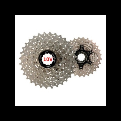 Cassete de bicicleta metálico prateado com múltiplas engrenagens e uma peça preta destacada à direita