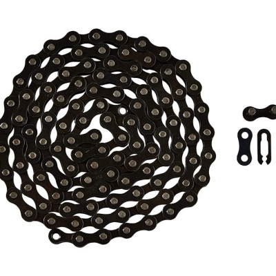 Corrente de bicicleta metálica preta com peças adicionais ao lado