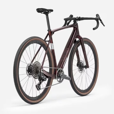 Bicicleta de estrada de carbono vinho escuro com rodas de aro largo e pneus castanhos