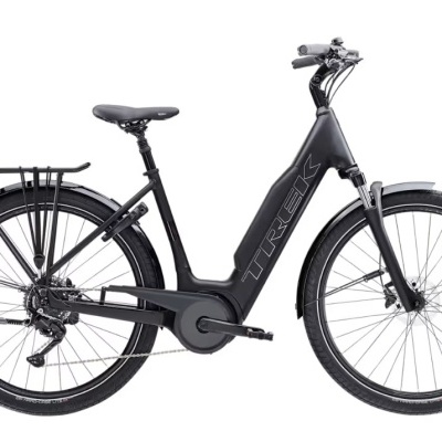 Bicicleta elétrica preta Trek com porta-bagagens e pneus pretos