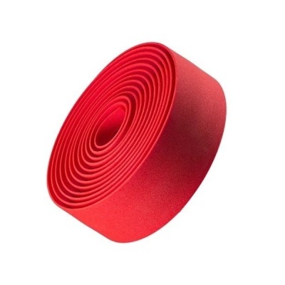 Rolo de fita adesiva vermelha em espiral sobre fundo branco