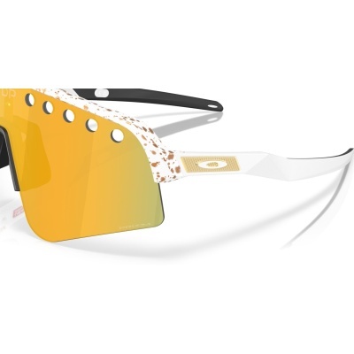 Óculos de sol desportivos com lentes amarelas e armação branca com padrão castanho e detalhes dourados